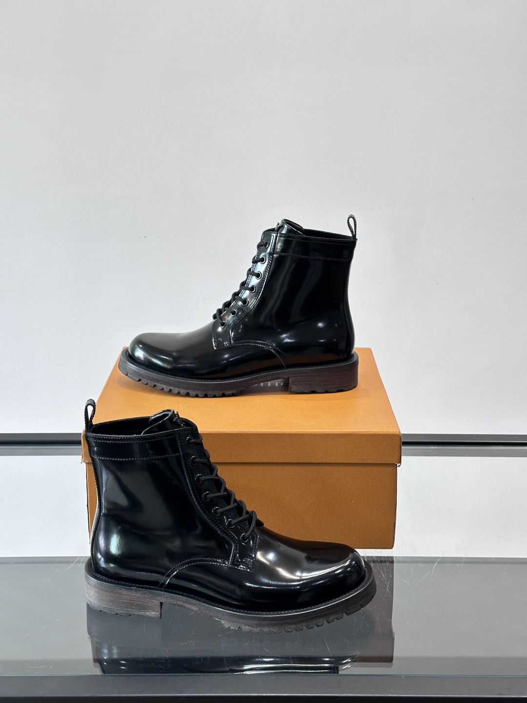 LV 男士秋冬工装靴👍，鞋面采用牛皮+经典Monogram内衬，低调又有辨识度。橡胶鞋底耐磨防滑，金属鞋