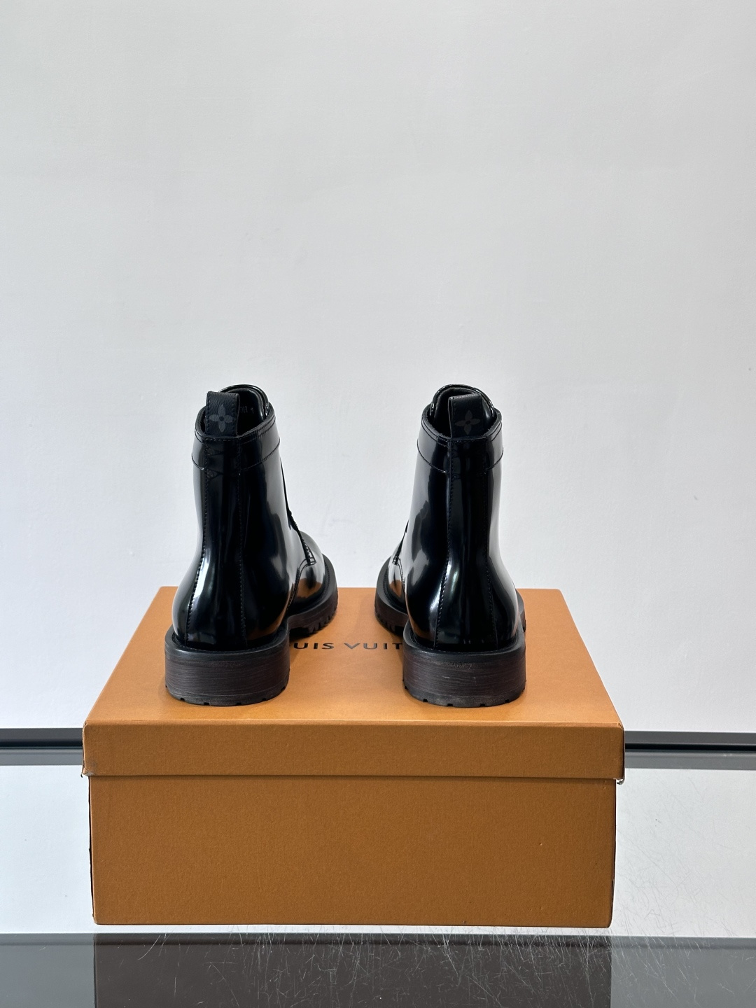 LV 男士秋冬工装靴👍，鞋面采用牛皮+经典Monogram内衬，低调又有辨识度。橡胶鞋底耐磨防滑，金属鞋