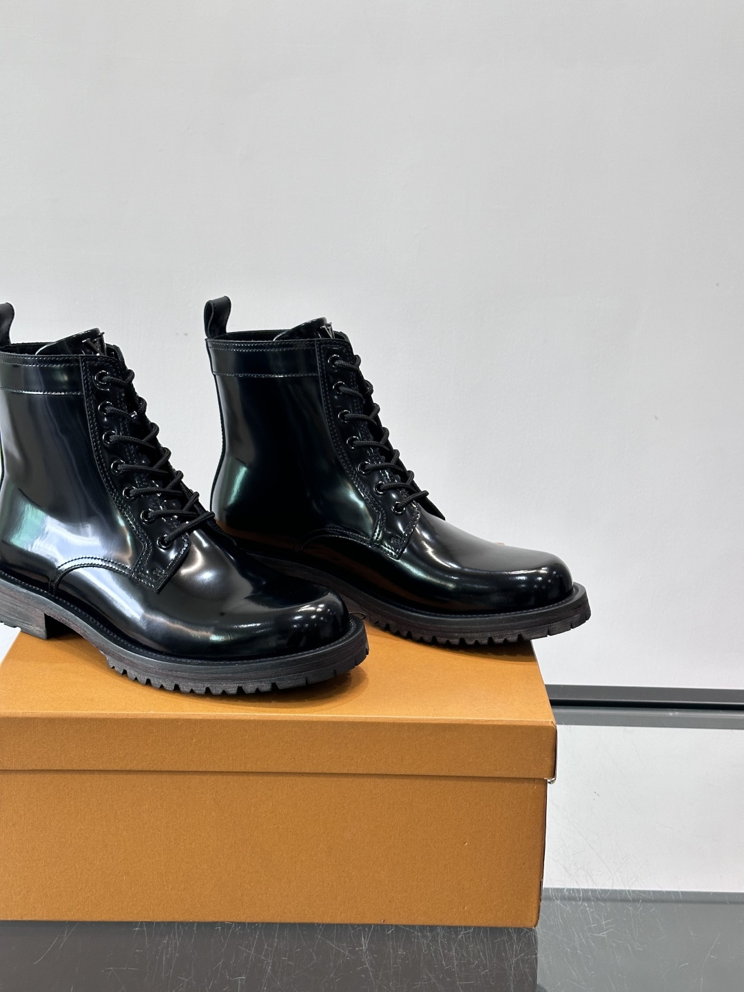 LV 男士秋冬工装靴👍，鞋面采用牛皮+经典Monogram内衬，低调又有辨识度。橡胶鞋底耐磨防滑，金属鞋