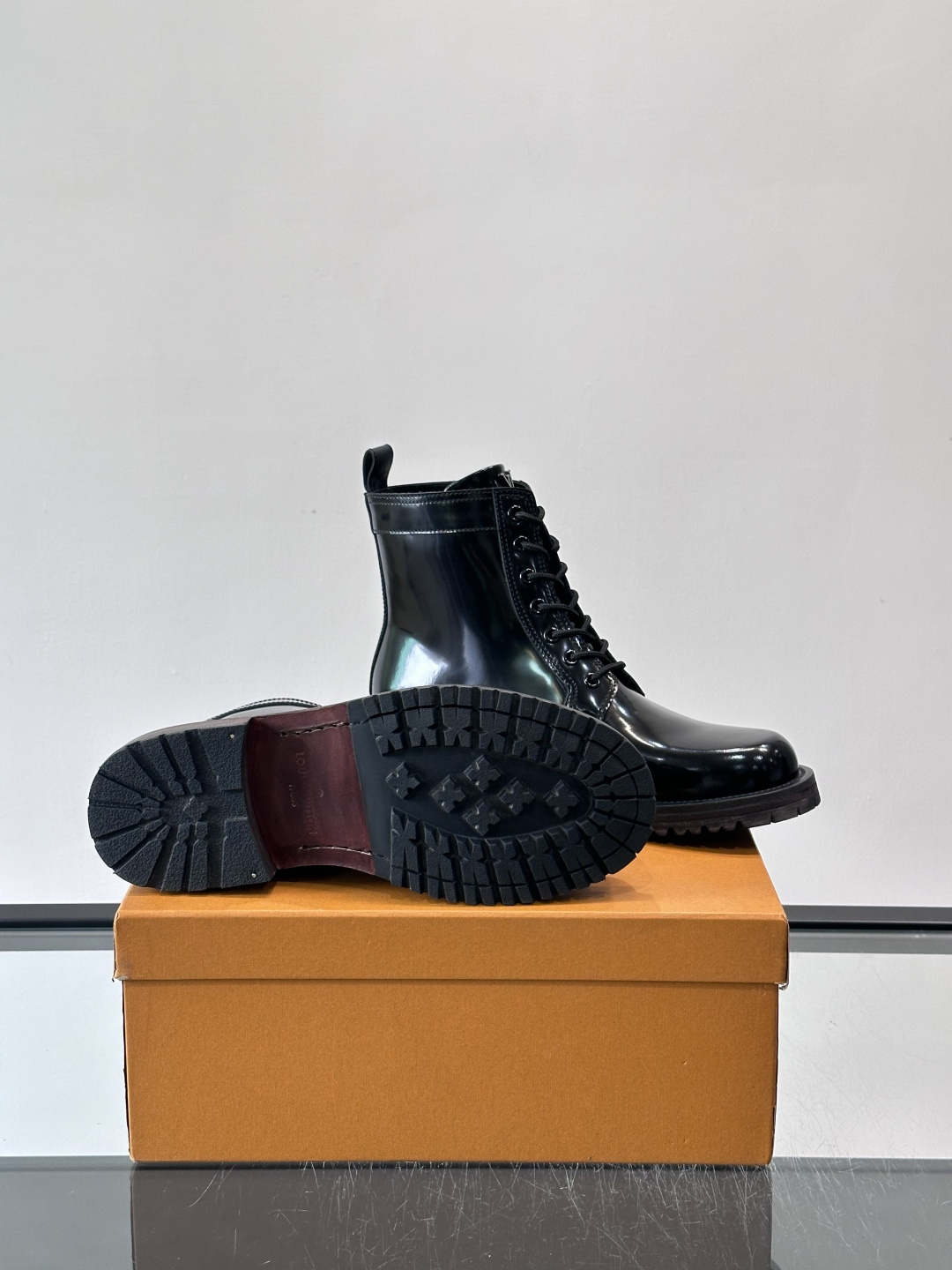 LV 男士秋冬工装靴👍，鞋面采用牛皮+经典Monogram内衬，低调又有辨识度。橡胶鞋底耐磨防滑，金属鞋