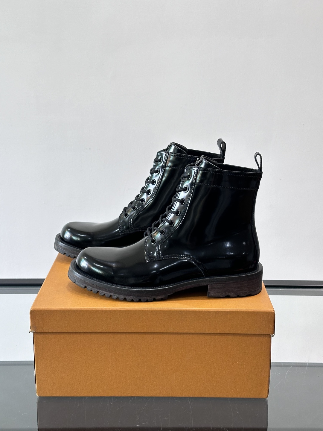 LV 男士秋冬工装靴👍，鞋面采用牛皮+经典Monogram内衬，低调又有辨识度。橡胶鞋底耐磨防滑，金属鞋