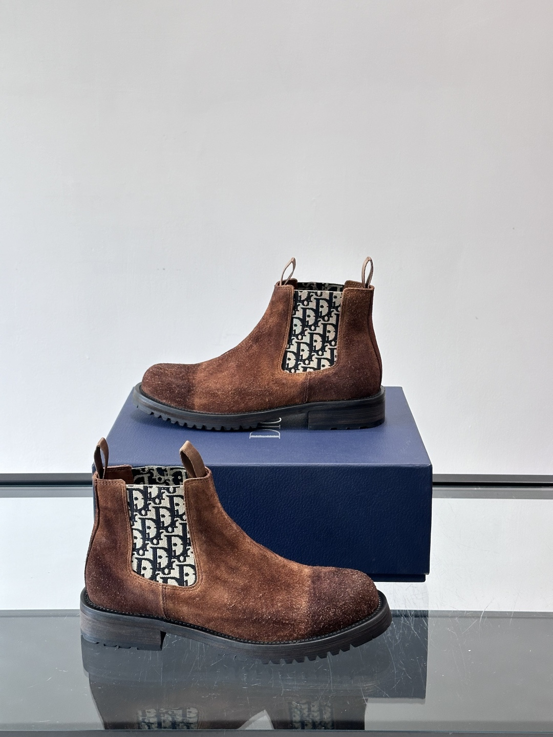 Dior 男士切尔西靴，选用优质麂皮➕牛皮。触感柔软，质感细腻，秋冬穿超有氛围感 。内衬是经典Obliq