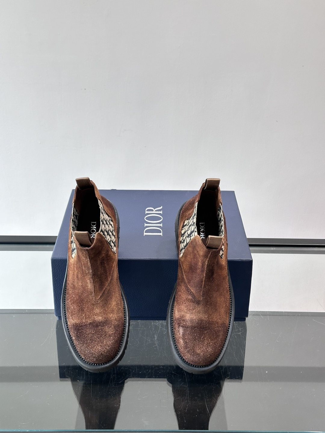 Dior 男士切尔西靴，选用优质麂皮➕牛皮。触感柔软，质感细腻，秋冬穿超有氛围感 。内衬是经典Obliq