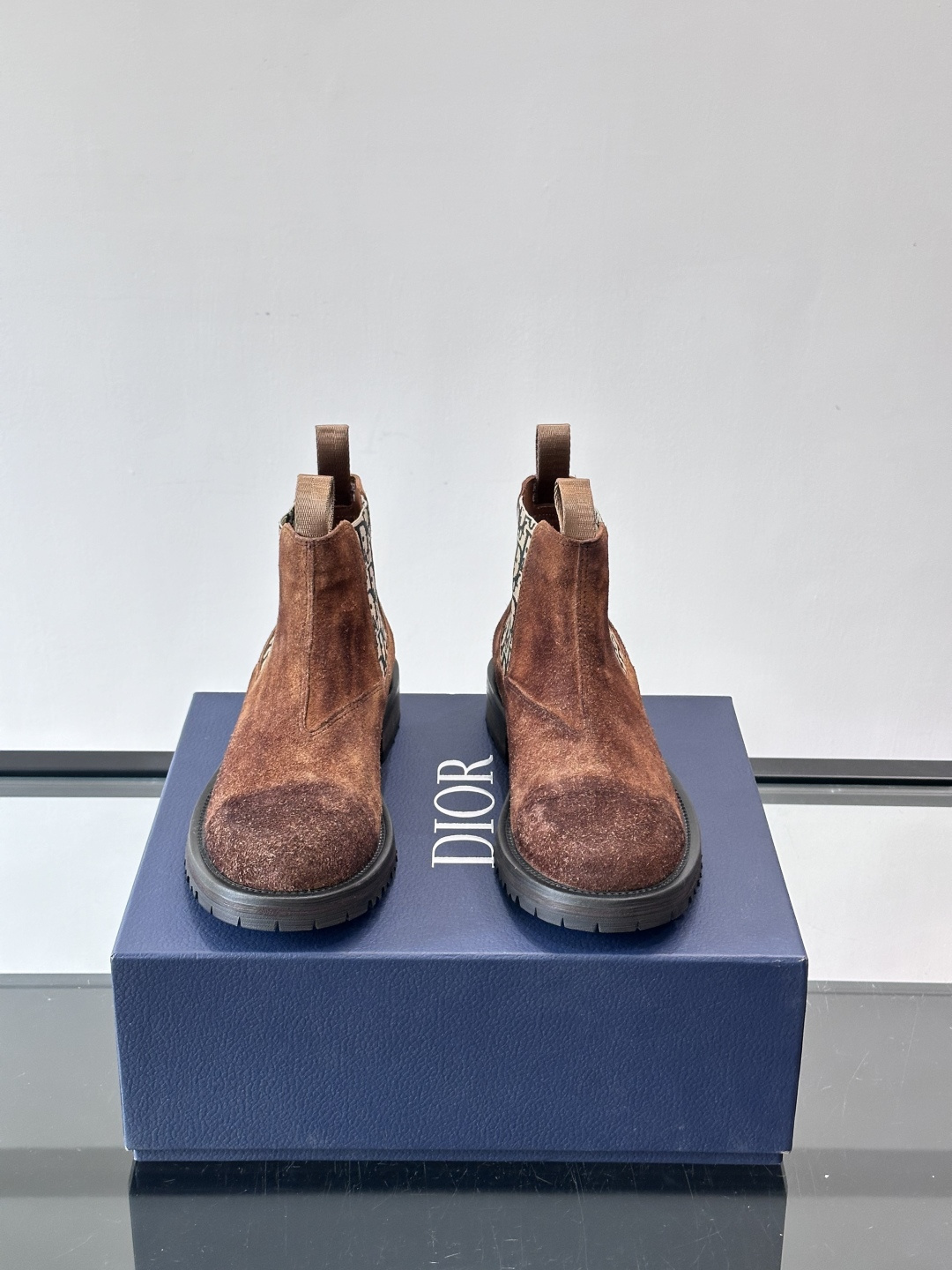 Dior 男士切尔西靴，选用优质麂皮➕牛皮。触感柔软，质感细腻，秋冬穿超有氛围感 。内衬是经典Obliq