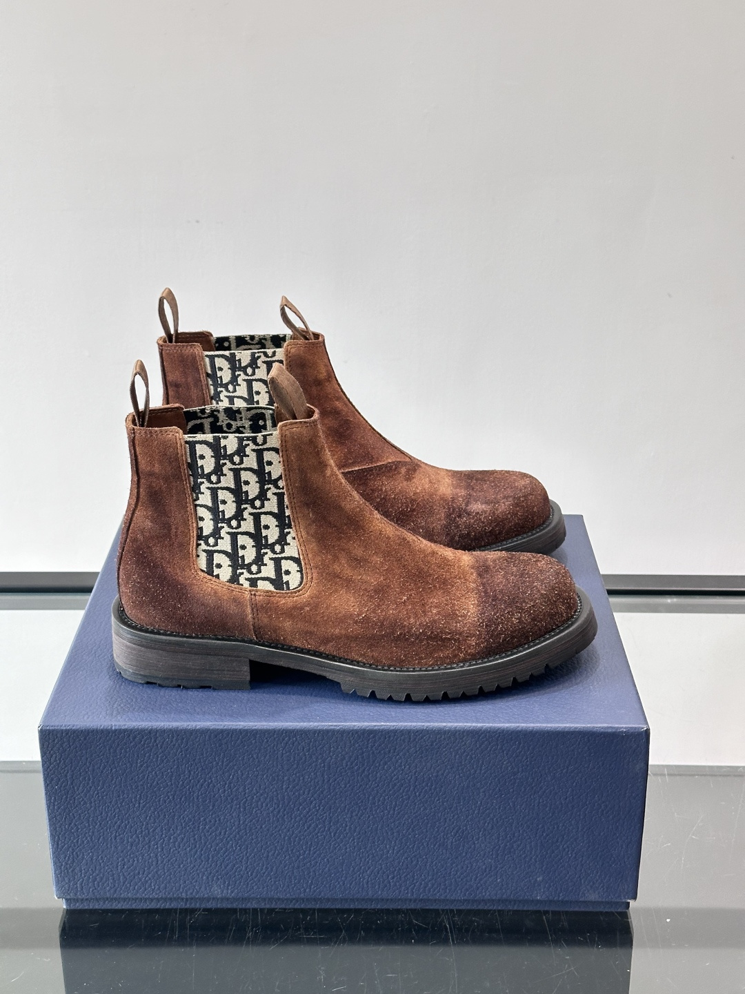 Dior 男士切尔西靴，选用优质麂皮➕牛皮。触感柔软，质感细腻，秋冬穿超有氛围感 。内衬是经典Obliq