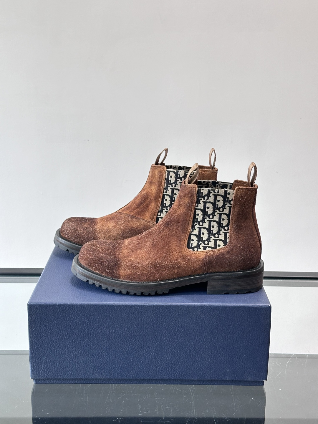 Dior 男士切尔西靴，选用优质麂皮➕牛皮。触感柔软，质感细腻，秋冬穿超有氛围感 。内衬是经典Obliq