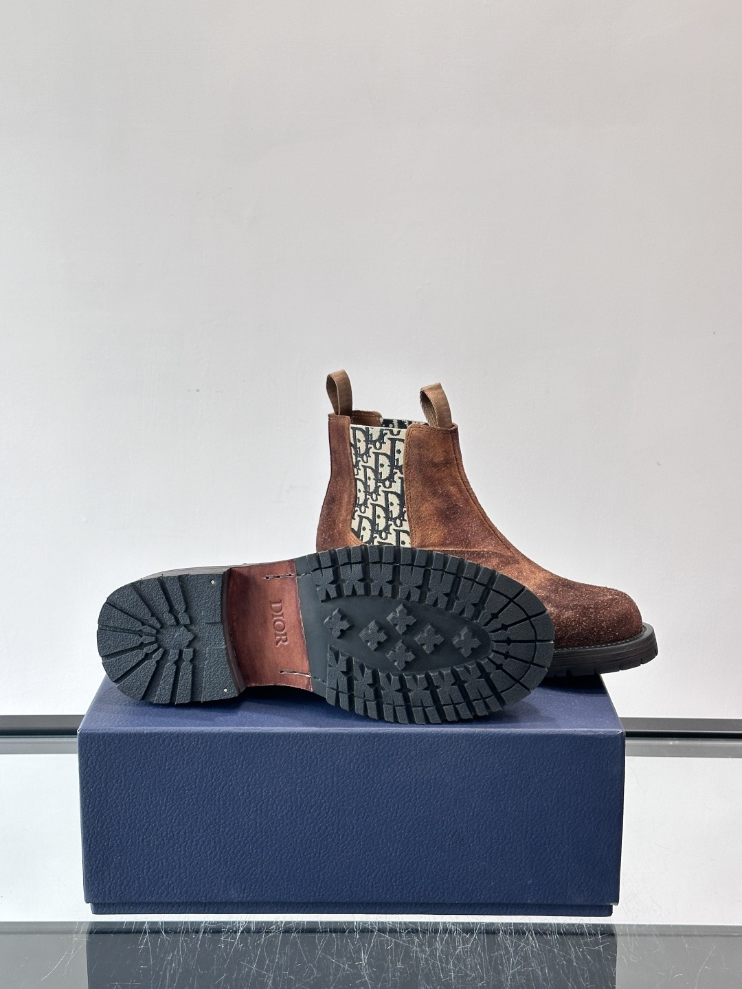 Dior 男士切尔西靴，选用优质麂皮➕牛皮。触感柔软，质感细腻，秋冬穿超有氛围感 。内衬是经典Obliq