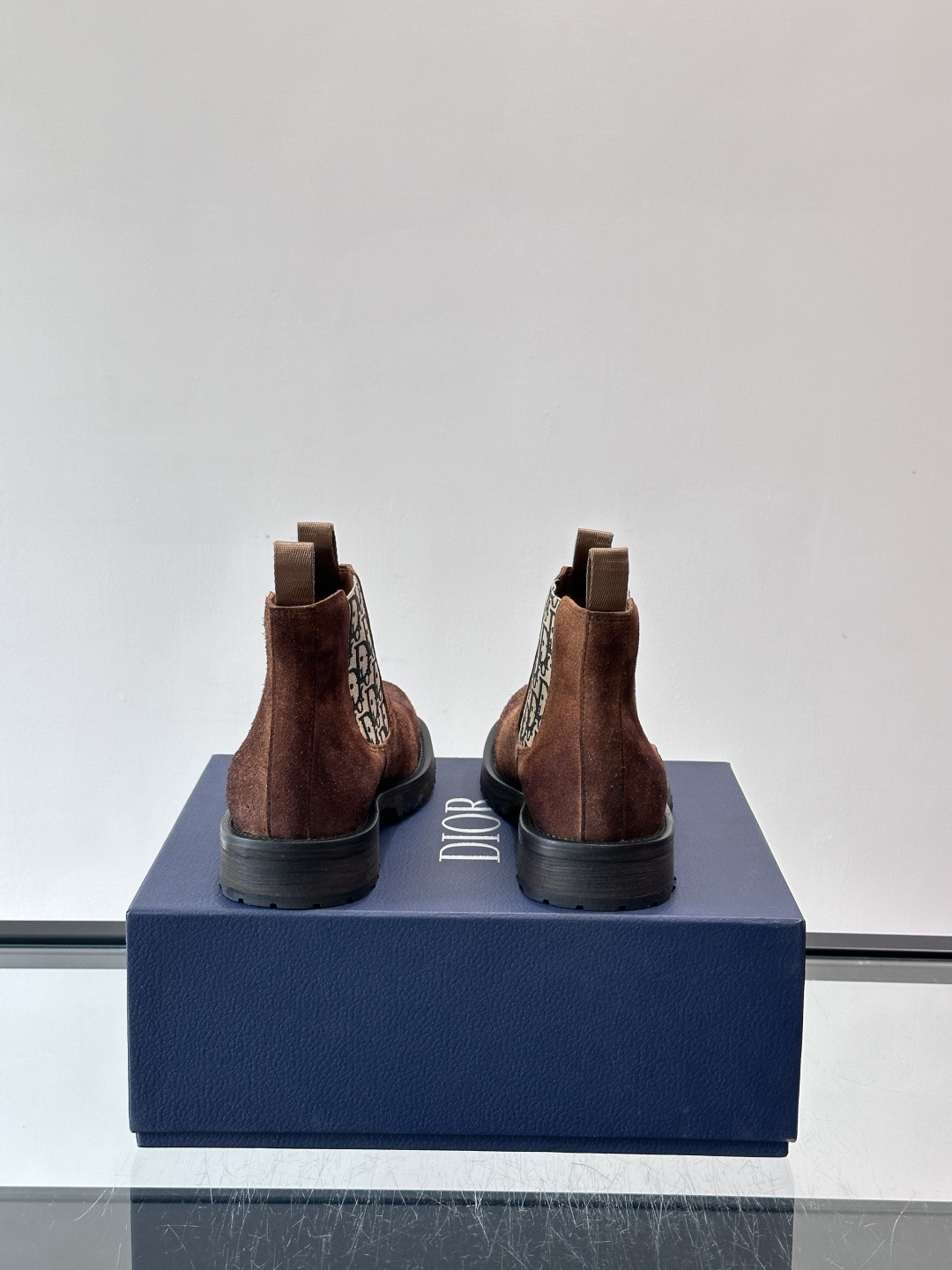 Dior 男士切尔西靴，选用优质麂皮➕牛皮。触感柔软，质感细腻，秋冬穿超有氛围感 。内衬是经典Obliq
