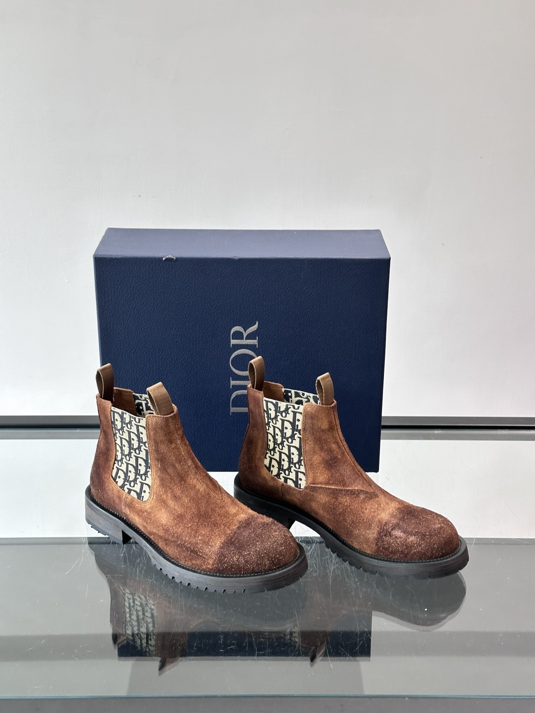 Dior 男士切尔西靴，选用优质麂皮➕牛皮。触感柔软，质感细腻，秋冬穿超有氛围感 。内衬是经典Obliq