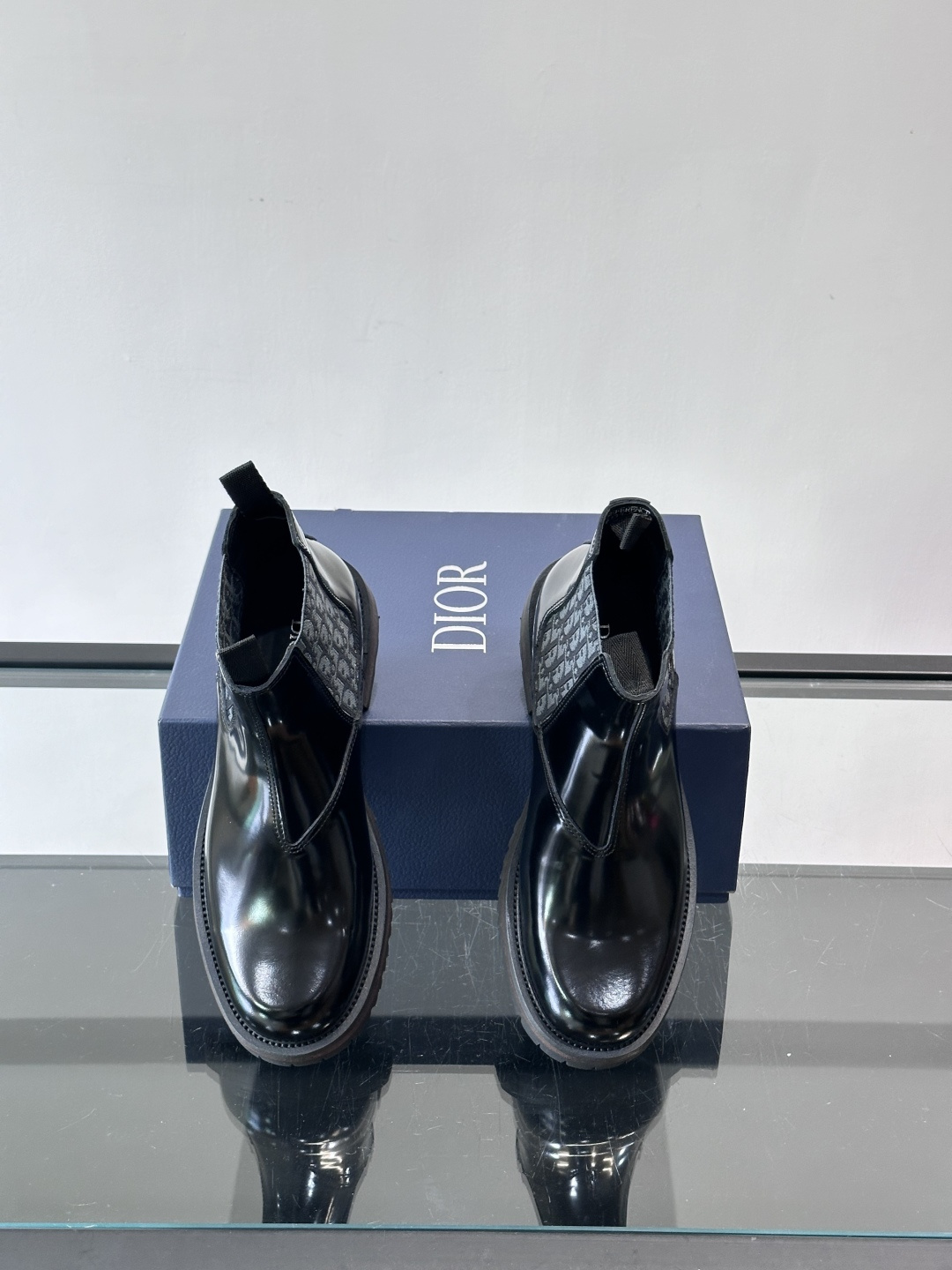 Dior 男士切尔西靴，选用优质麂皮➕牛皮。触感柔软，质感细腻，秋冬穿超有氛围感 。内衬是经典Obliq