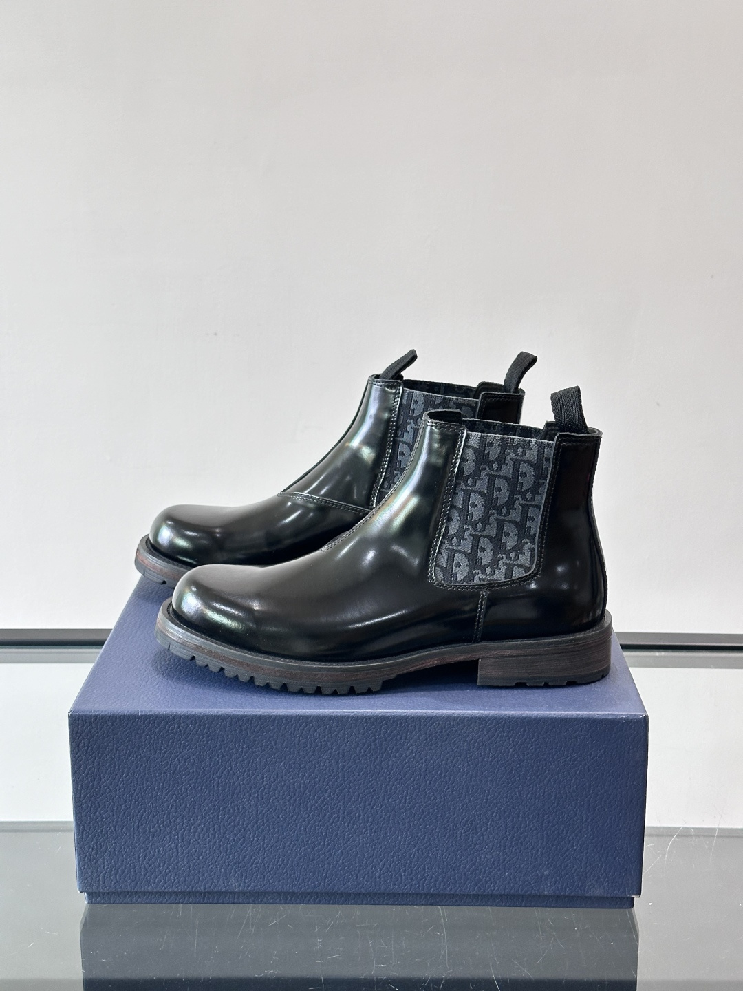 Dior 男士切尔西靴，选用优质麂皮➕牛皮。触感柔软，质感细腻，秋冬穿超有氛围感 。内衬是经典Obliq