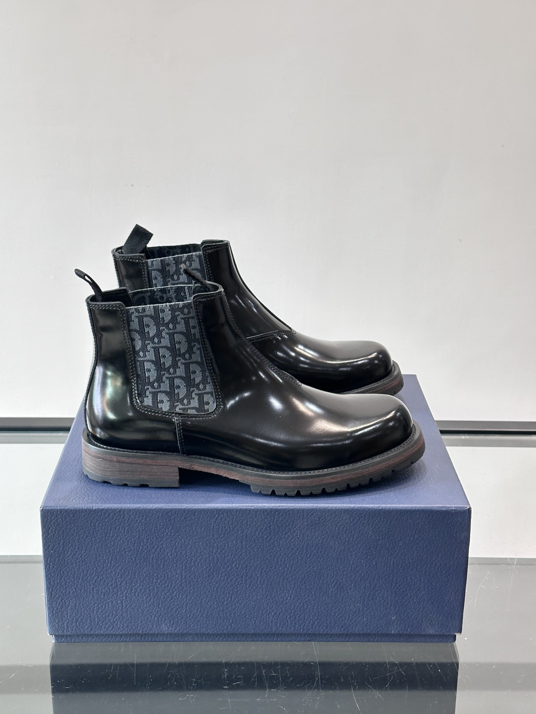 Dior 男士切尔西靴，选用优质麂皮➕牛皮。触感柔软，质感细腻，秋冬穿超有氛围感 。内衬是经典Obliq