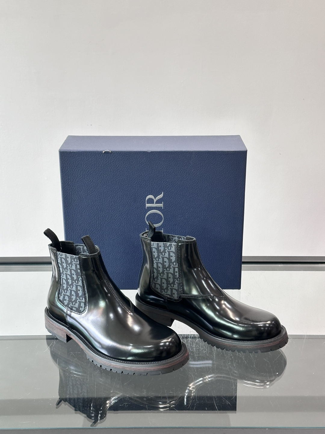 Dior 男士切尔西靴，选用优质麂皮➕牛皮。触感柔软，质感细腻，秋冬穿超有氛围感 。内衬是经典Obliq