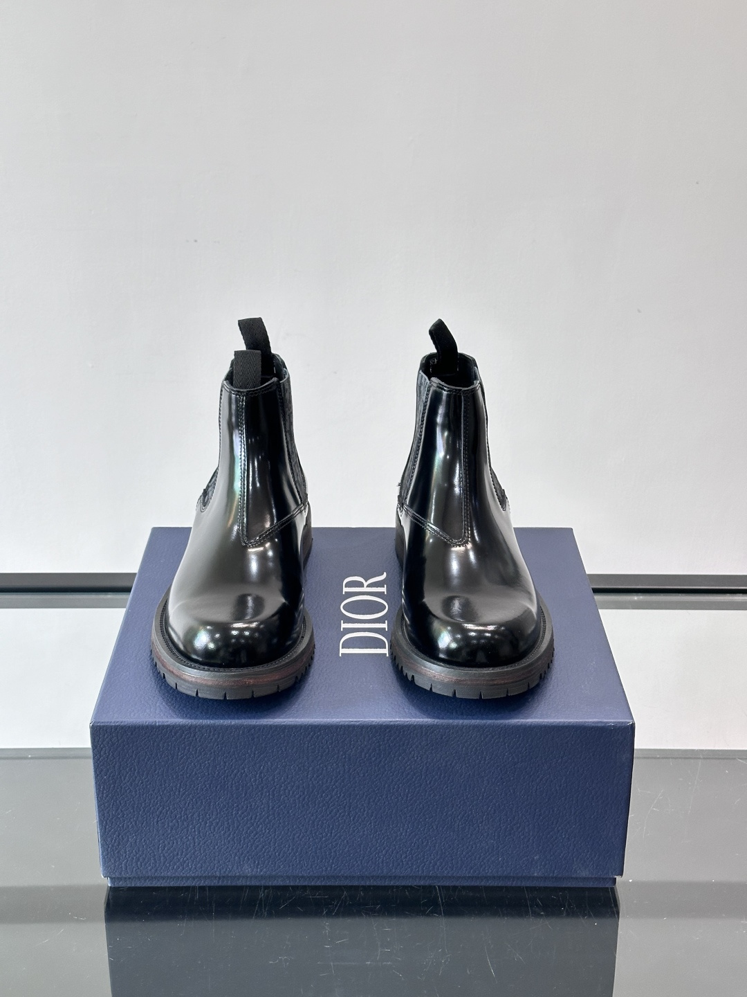 Dior 男士切尔西靴，选用优质麂皮➕牛皮。触感柔软，质感细腻，秋冬穿超有氛围感 。内衬是经典Obliq