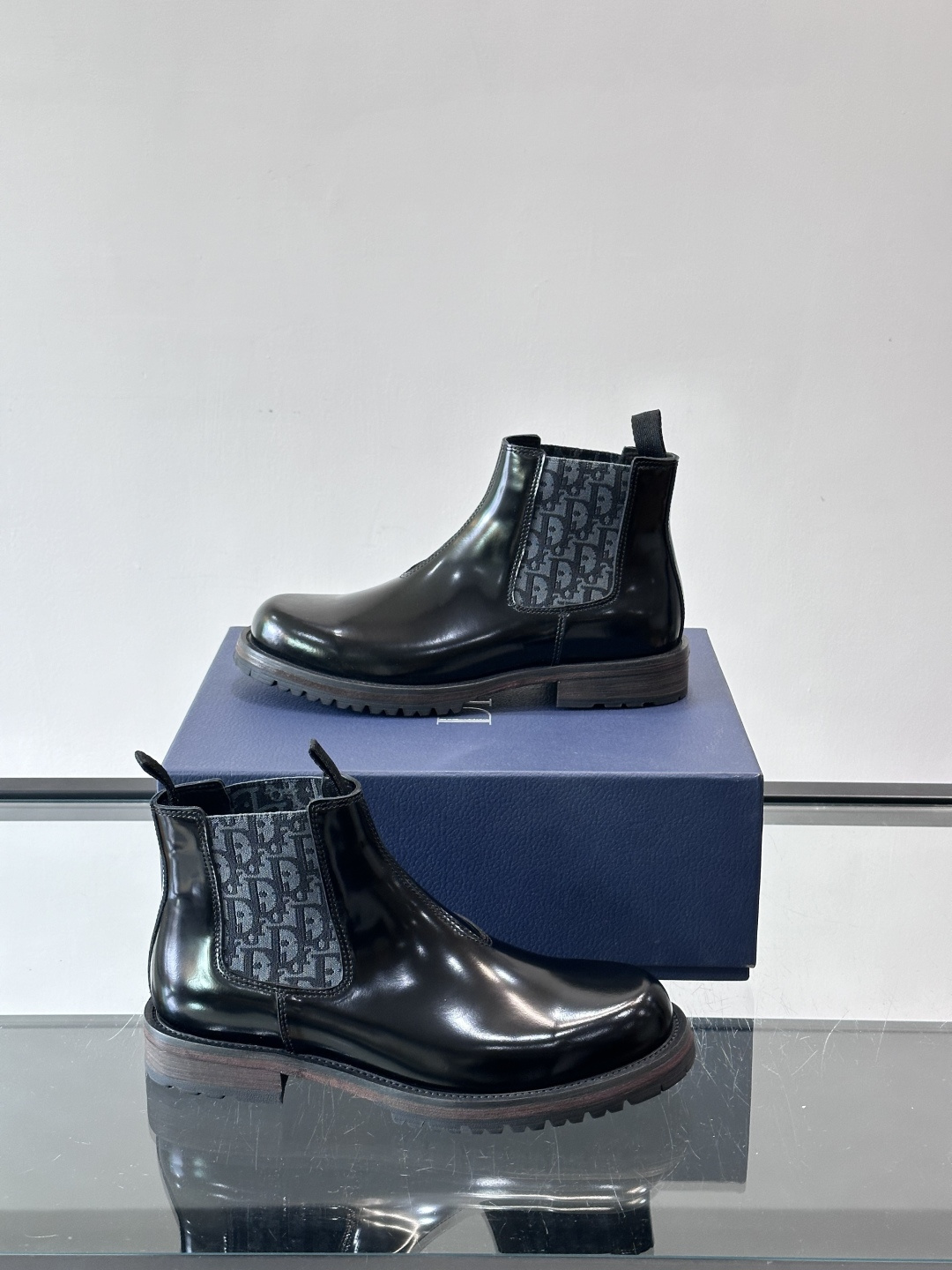 Dior 男士切尔西靴，选用优质麂皮➕牛皮。触感柔软，质感细腻，秋冬穿超有氛围感 。内衬是经典Obliq