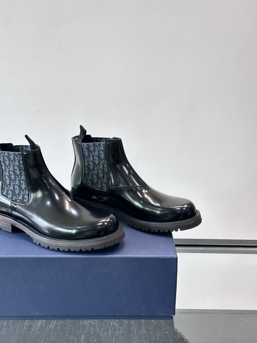 Dior 男士切尔西靴，选用优质麂皮➕牛皮。触感柔软，质感细腻，秋冬穿超有氛围感 。内衬是经典Obliq