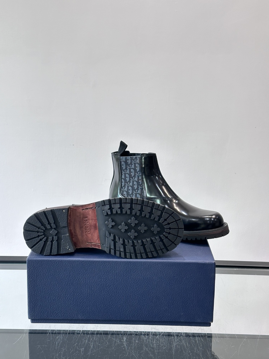 Dior 男士切尔西靴，选用优质麂皮➕牛皮。触感柔软，质感细腻，秋冬穿超有氛围感 。内衬是经典Obliq