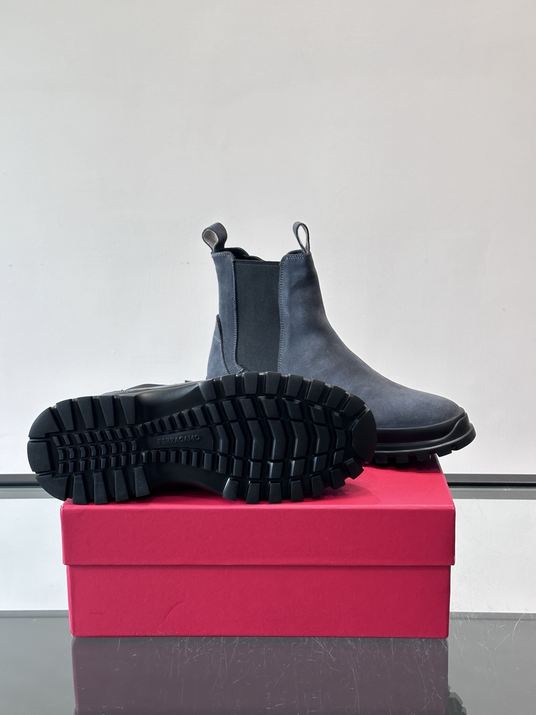 F菲拉格慕切尔西靴，牛皮反绒皮➕弹性织物拼接，穿脱超方便！厚实防滑橡胶大底，耐磨又稳，日常通勤、户外都O