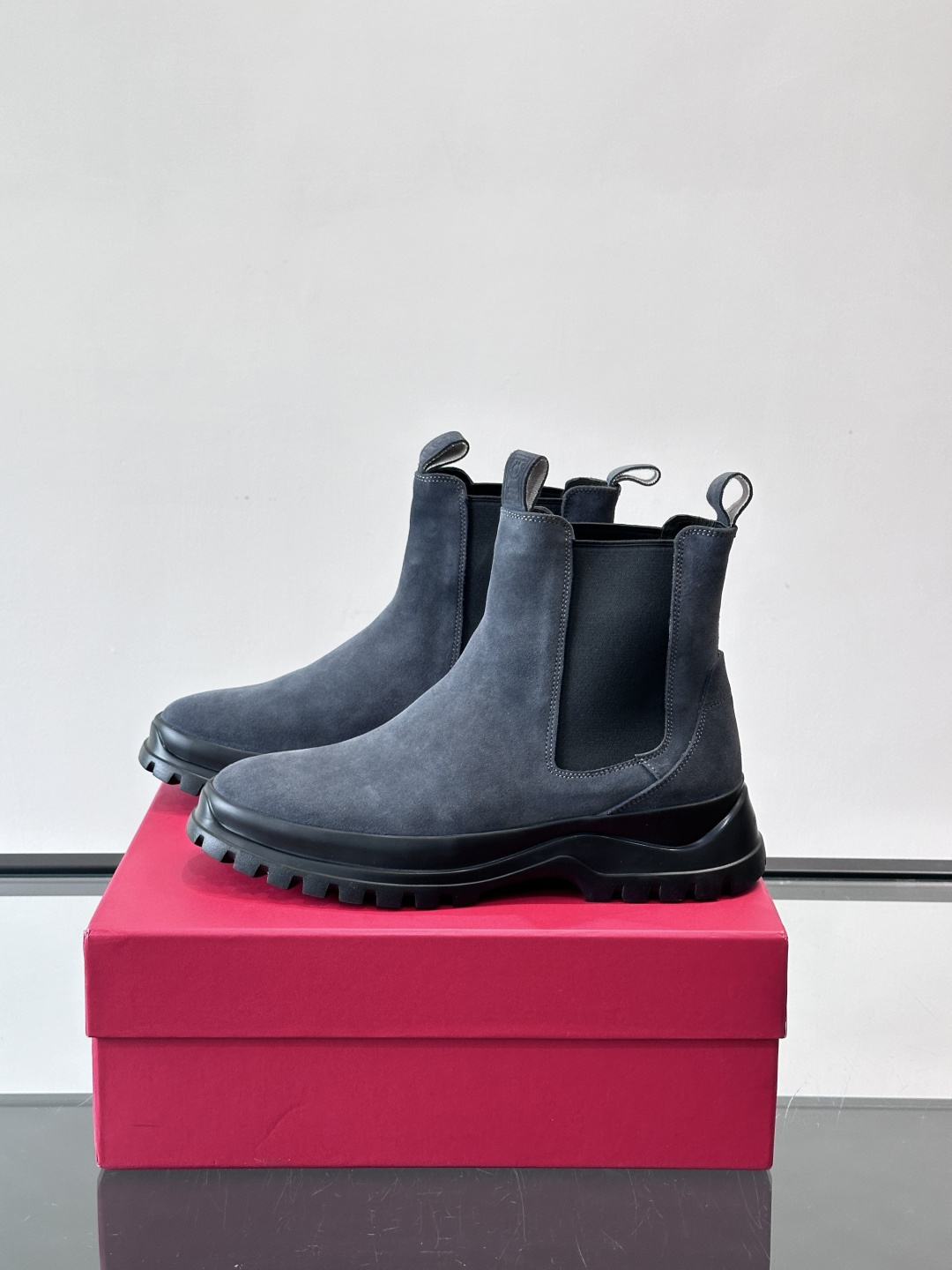 F菲拉格慕切尔西靴，牛皮反绒皮➕弹性织物拼接，穿脱超方便！厚实防滑橡胶大底，耐磨又稳，日常通勤、户外都O