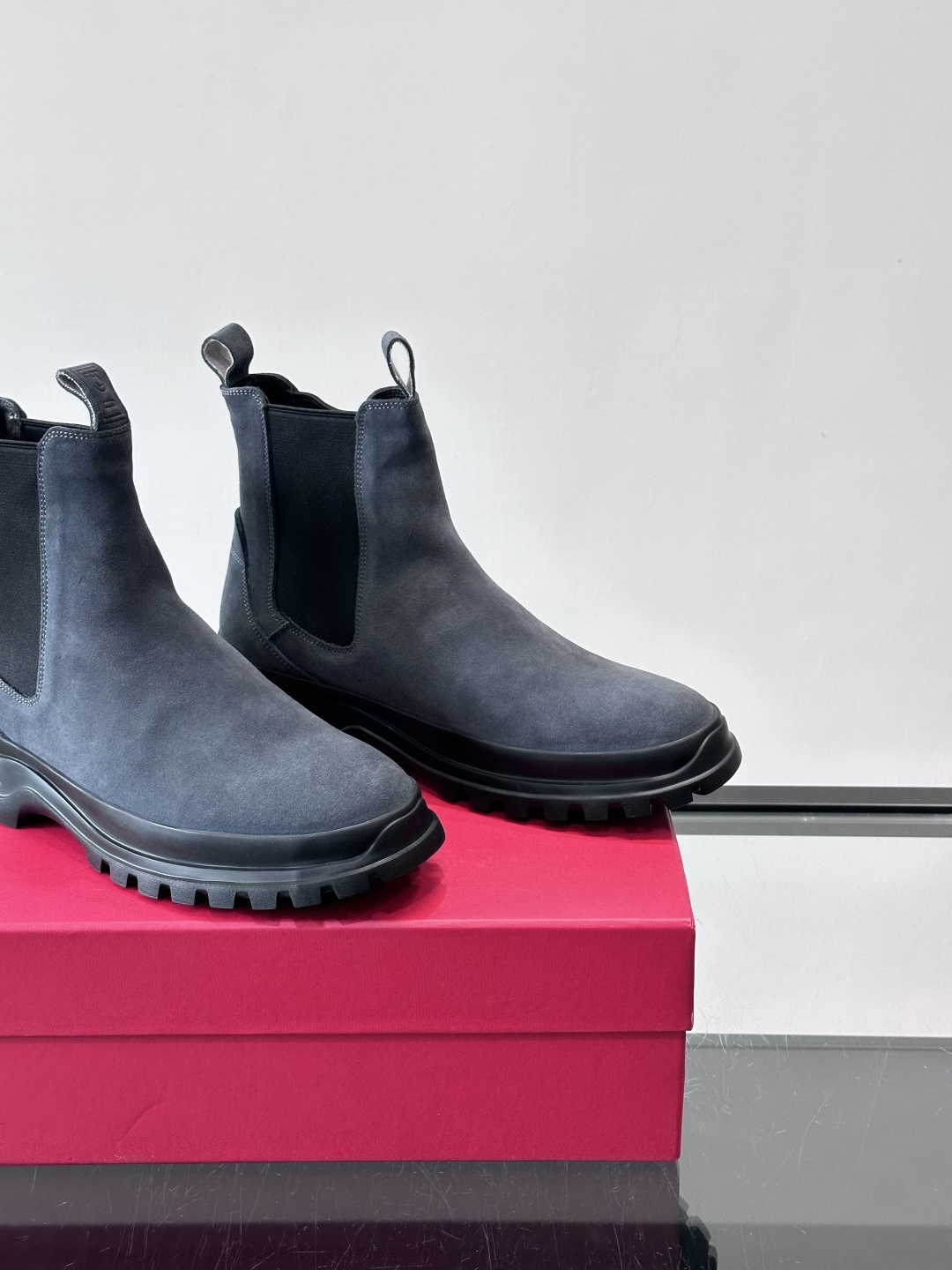 F菲拉格慕切尔西靴，牛皮反绒皮➕弹性织物拼接，穿脱超方便！厚实防滑橡胶大底，耐磨又稳，日常通勤、户外都O