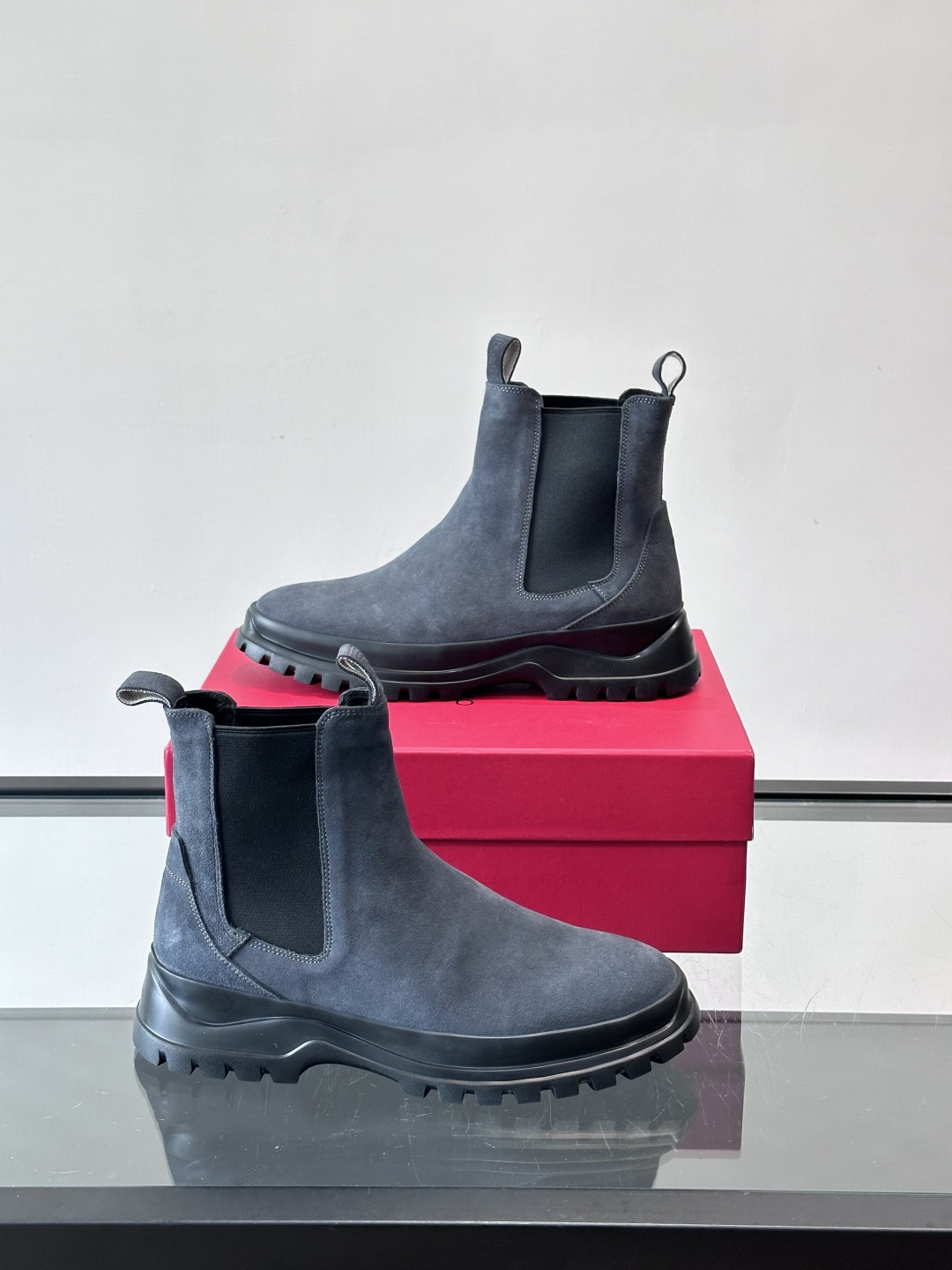 F菲拉格慕切尔西靴，牛皮反绒皮➕弹性织物拼接，穿脱超方便！厚实防滑橡胶大底，耐磨又稳，日常通勤、户外都O