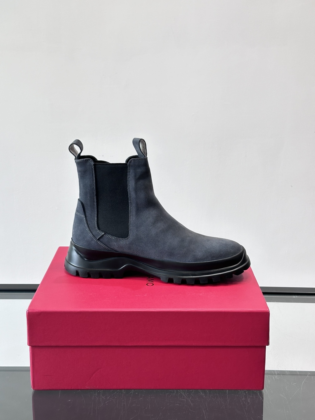 F菲拉格慕切尔西靴，牛皮反绒皮➕弹性织物拼接，穿脱超方便！厚实防滑橡胶大底，耐磨又稳，日常通勤、户外都O