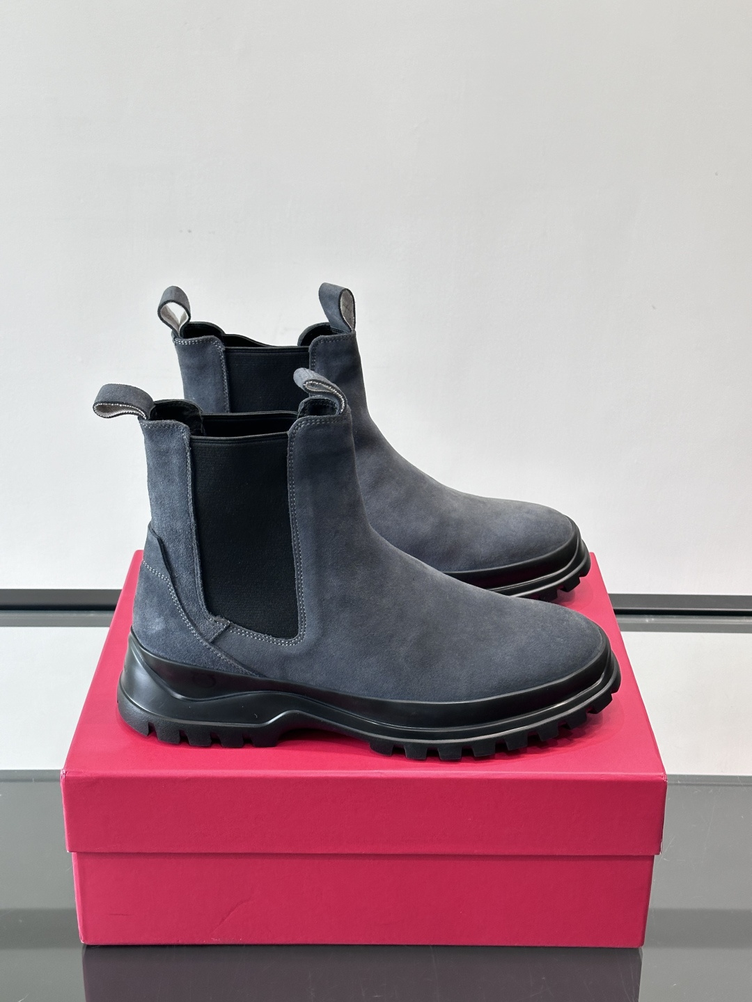 F菲拉格慕切尔西靴，牛皮反绒皮➕弹性织物拼接，穿脱超方便！厚实防滑橡胶大底，耐磨又稳，日常通勤、户外都O