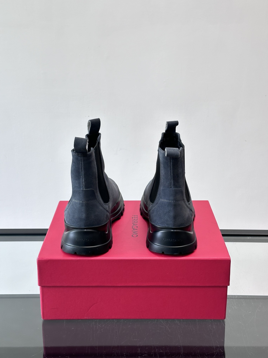 F菲拉格慕切尔西靴，牛皮反绒皮➕弹性织物拼接，穿脱超方便！厚实防滑橡胶大底，耐磨又稳，日常通勤、户外都O