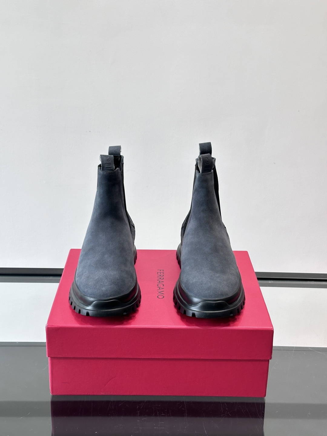 F菲拉格慕切尔西靴，牛皮反绒皮➕弹性织物拼接，穿脱超方便！厚实防滑橡胶大底，耐磨又稳，日常通勤、户外都O