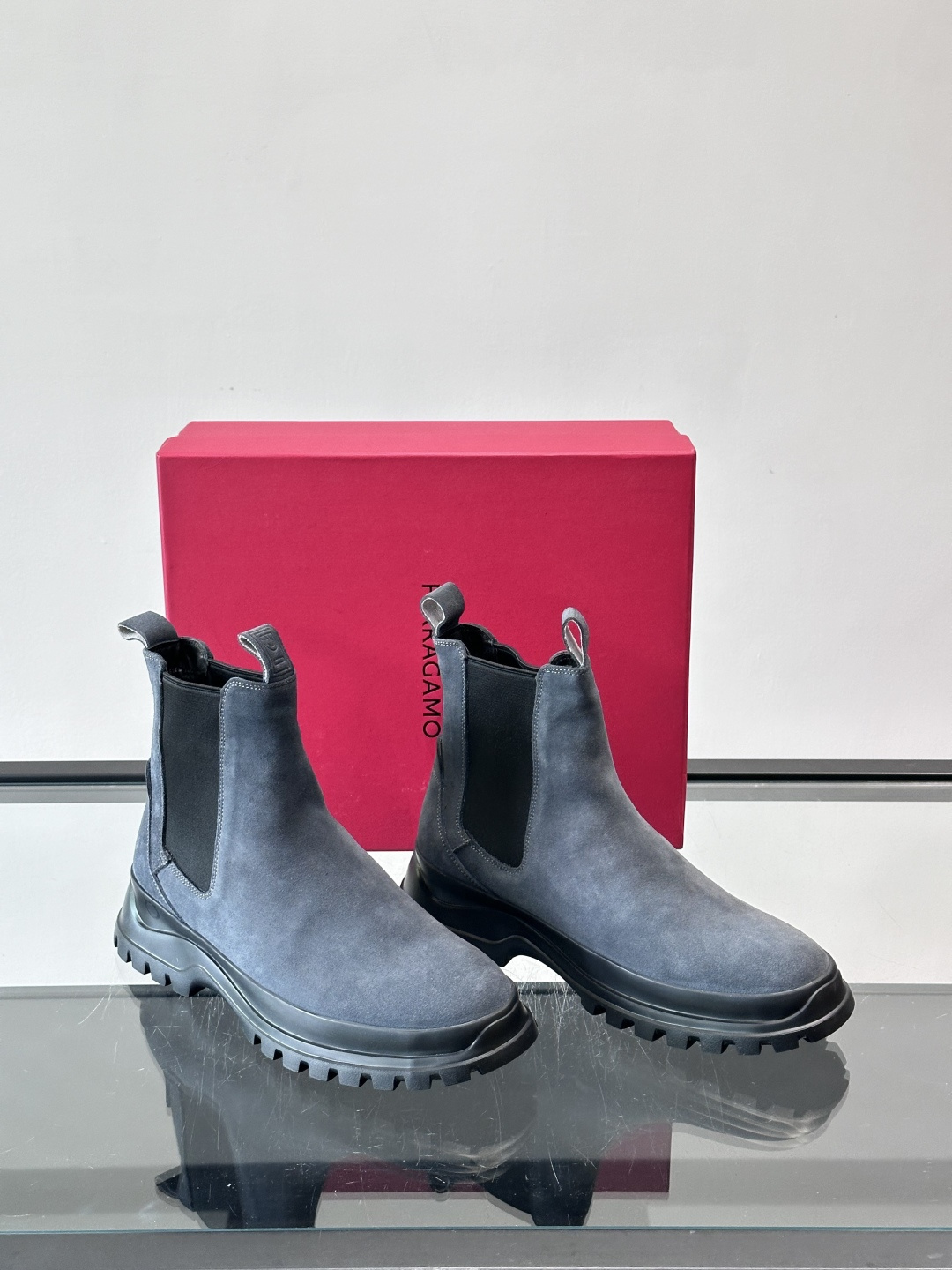 F菲拉格慕切尔西靴，牛皮反绒皮➕弹性织物拼接，穿脱超方便！厚实防滑橡胶大底，耐磨又稳，日常通勤、户外都O