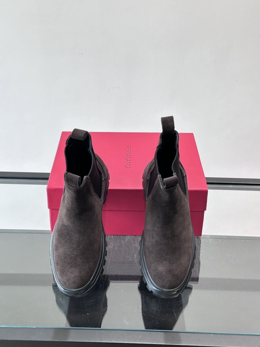 F菲拉格慕切尔西靴，牛皮反绒皮➕弹性织物拼接，穿脱超方便！厚实防滑橡胶大底，耐磨又稳，日常通勤、户外都O