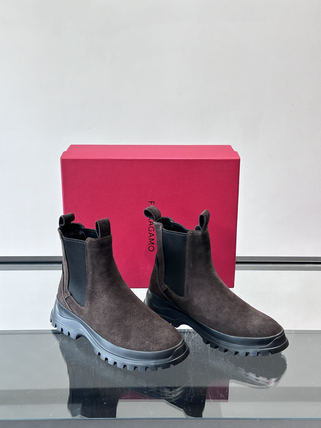 F菲拉格慕切尔西靴，牛皮反绒皮➕弹性织物拼接，穿脱超方便！厚实防滑橡胶大底，耐磨又稳，日常通勤、户外都O