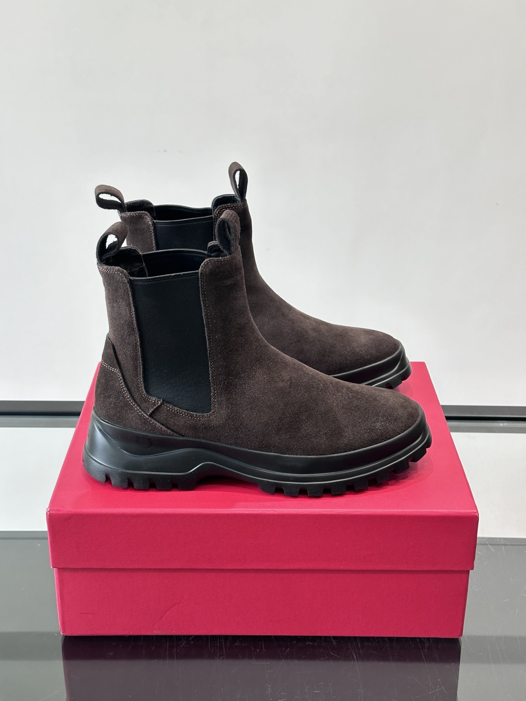 F菲拉格慕切尔西靴，牛皮反绒皮➕弹性织物拼接，穿脱超方便！厚实防滑橡胶大底，耐磨又稳，日常通勤、户外都O