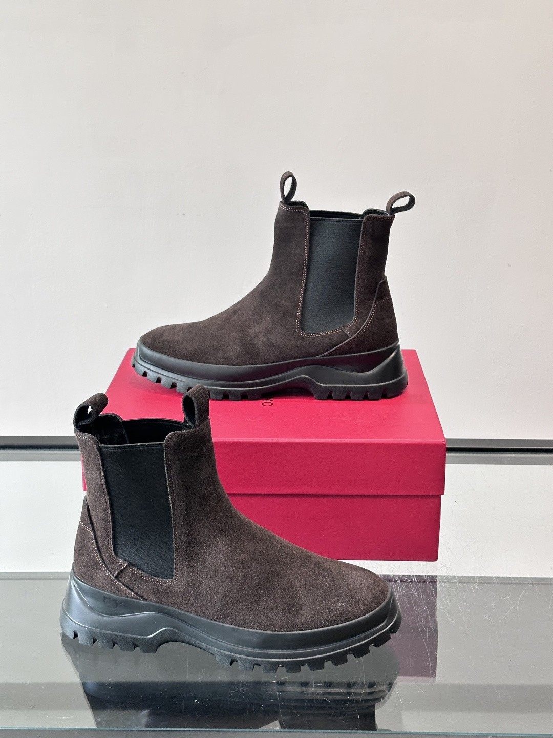 F菲拉格慕切尔西靴，牛皮反绒皮➕弹性织物拼接，穿脱超方便！厚实防滑橡胶大底，耐磨又稳，日常通勤、户外都O