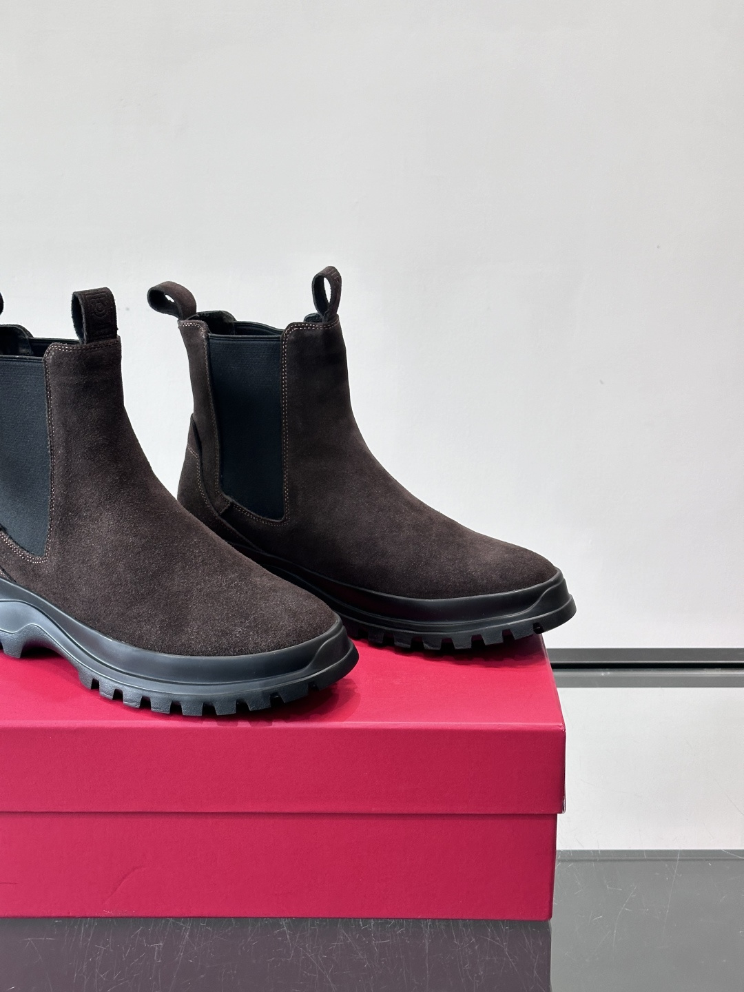 F菲拉格慕切尔西靴，牛皮反绒皮➕弹性织物拼接，穿脱超方便！厚实防滑橡胶大底，耐磨又稳，日常通勤、户外都O