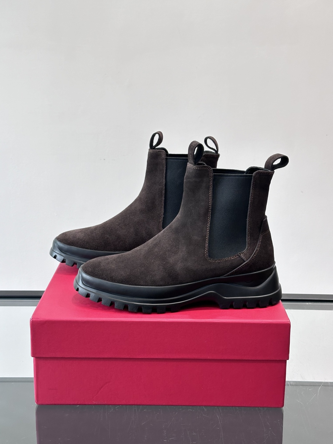 F菲拉格慕切尔西靴，牛皮反绒皮➕弹性织物拼接，穿脱超方便！厚实防滑橡胶大底，耐磨又稳，日常通勤、户外都O