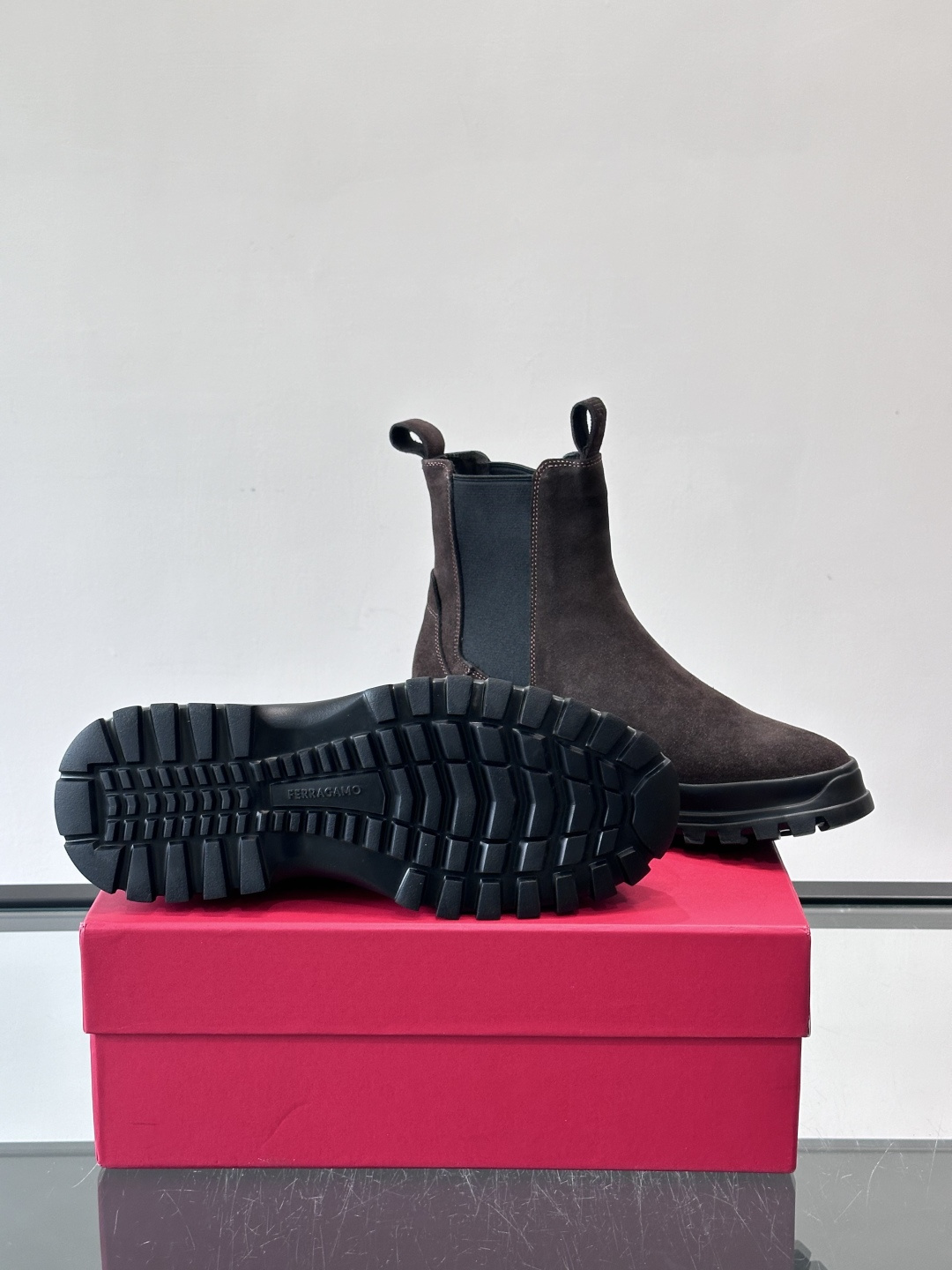 F菲拉格慕切尔西靴，牛皮反绒皮➕弹性织物拼接，穿脱超方便！厚实防滑橡胶大底，耐磨又稳，日常通勤、户外都O