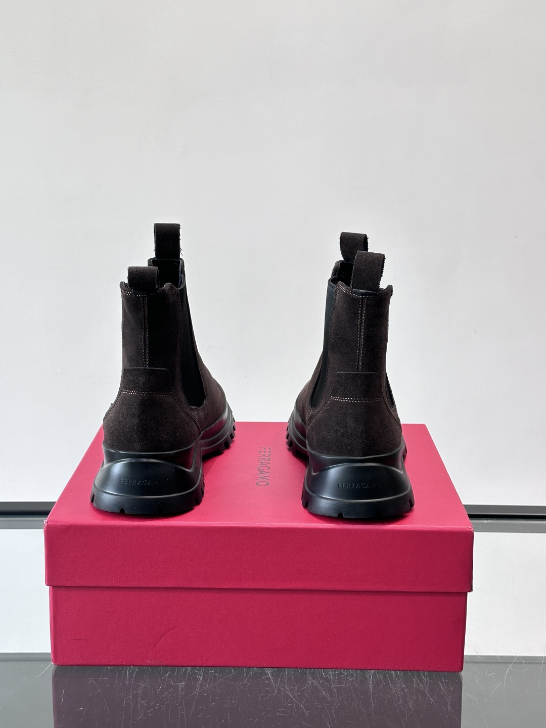 F菲拉格慕切尔西靴，牛皮反绒皮➕弹性织物拼接，穿脱超方便！厚实防滑橡胶大底，耐磨又稳，日常通勤、户外都O