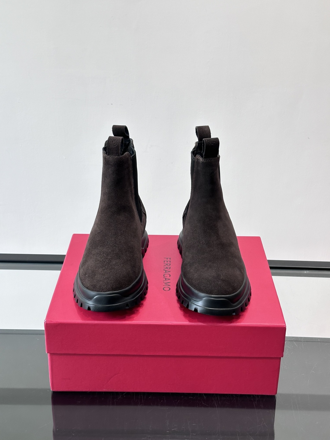 F菲拉格慕切尔西靴，牛皮反绒皮➕弹性织物拼接，穿脱超方便！厚实防滑橡胶大底，耐磨又稳，日常通勤、户外都O