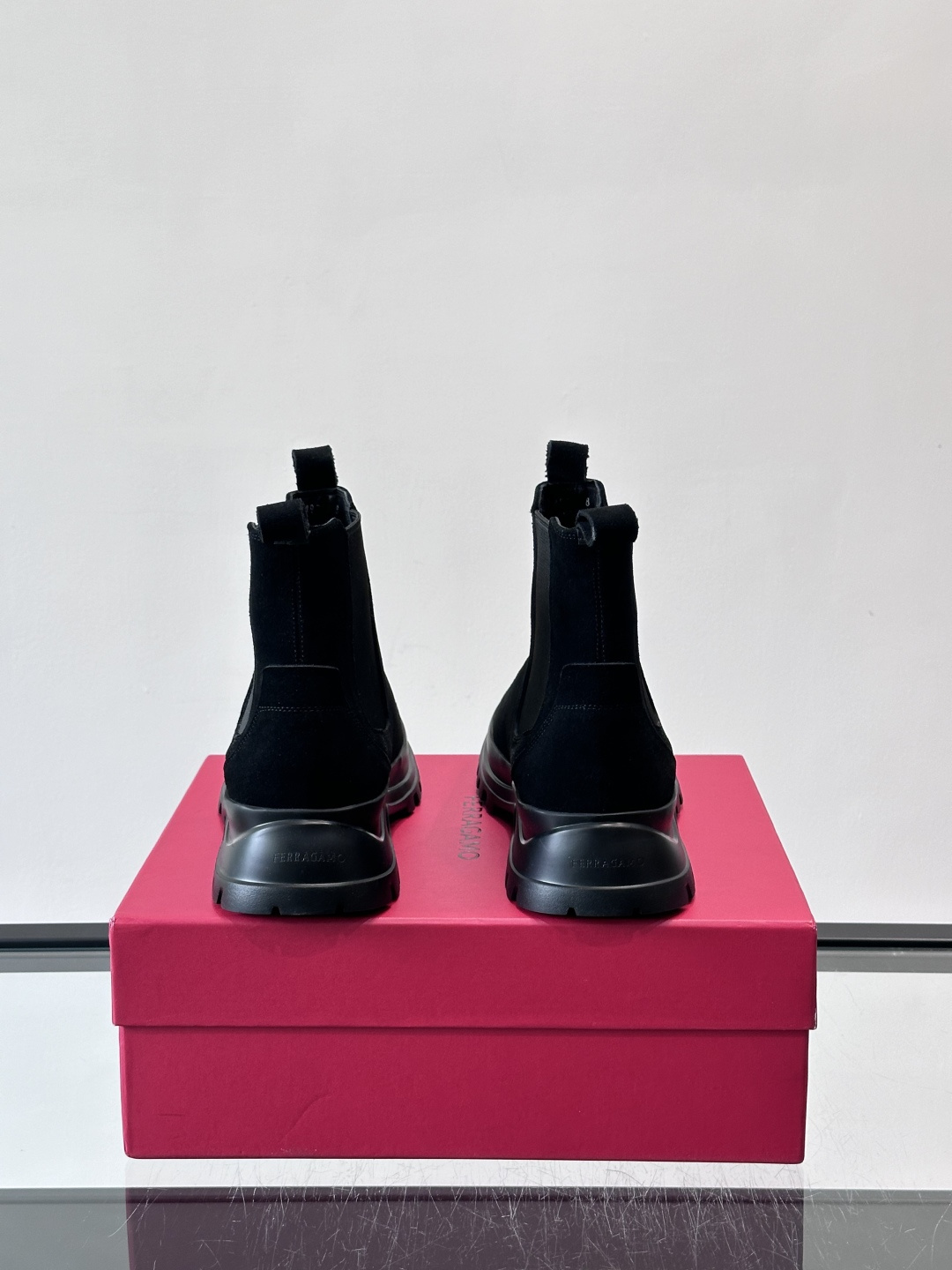 F菲拉格慕切尔西靴，牛皮反绒皮➕弹性织物拼接，穿脱超方便！厚实防滑橡胶大底，耐磨又稳，日常通勤、户外都O