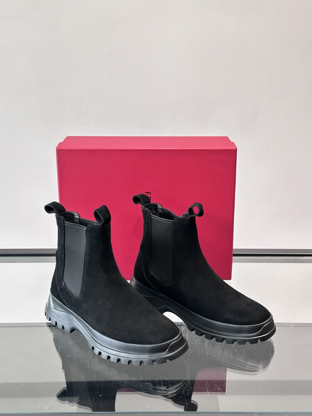 F菲拉格慕切尔西靴，牛皮反绒皮➕弹性织物拼接，穿脱超方便！厚实防滑橡胶大底，耐磨又稳，日常通勤、户外都O