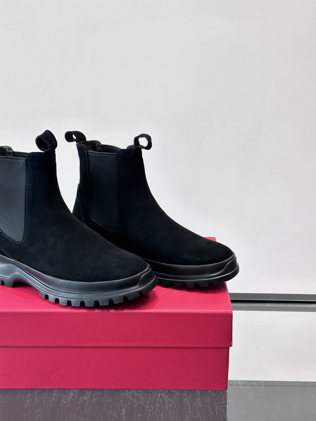 F菲拉格慕切尔西靴，牛皮反绒皮➕弹性织物拼接，穿脱超方便！厚实防滑橡胶大底，耐磨又稳，日常通勤、户外都O