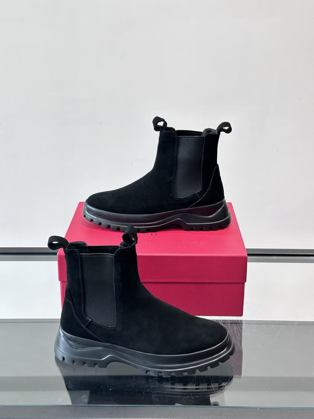 F菲拉格慕切尔西靴，牛皮反绒皮➕弹性织物拼接，穿脱超方便！厚实防滑橡胶大底，耐磨又稳，日常通勤、户外都O