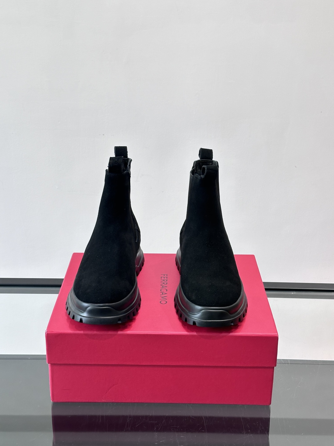 F菲拉格慕切尔西靴，牛皮反绒皮➕弹性织物拼接，穿脱超方便！厚实防滑橡胶大底，耐磨又稳，日常通勤、户外都O