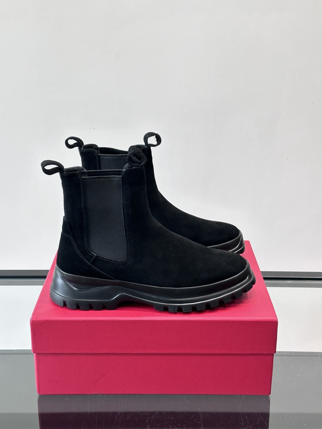 F菲拉格慕切尔西靴，牛皮反绒皮➕弹性织物拼接，穿脱超方便！厚实防滑橡胶大底，耐磨又稳，日常通勤、户外都O