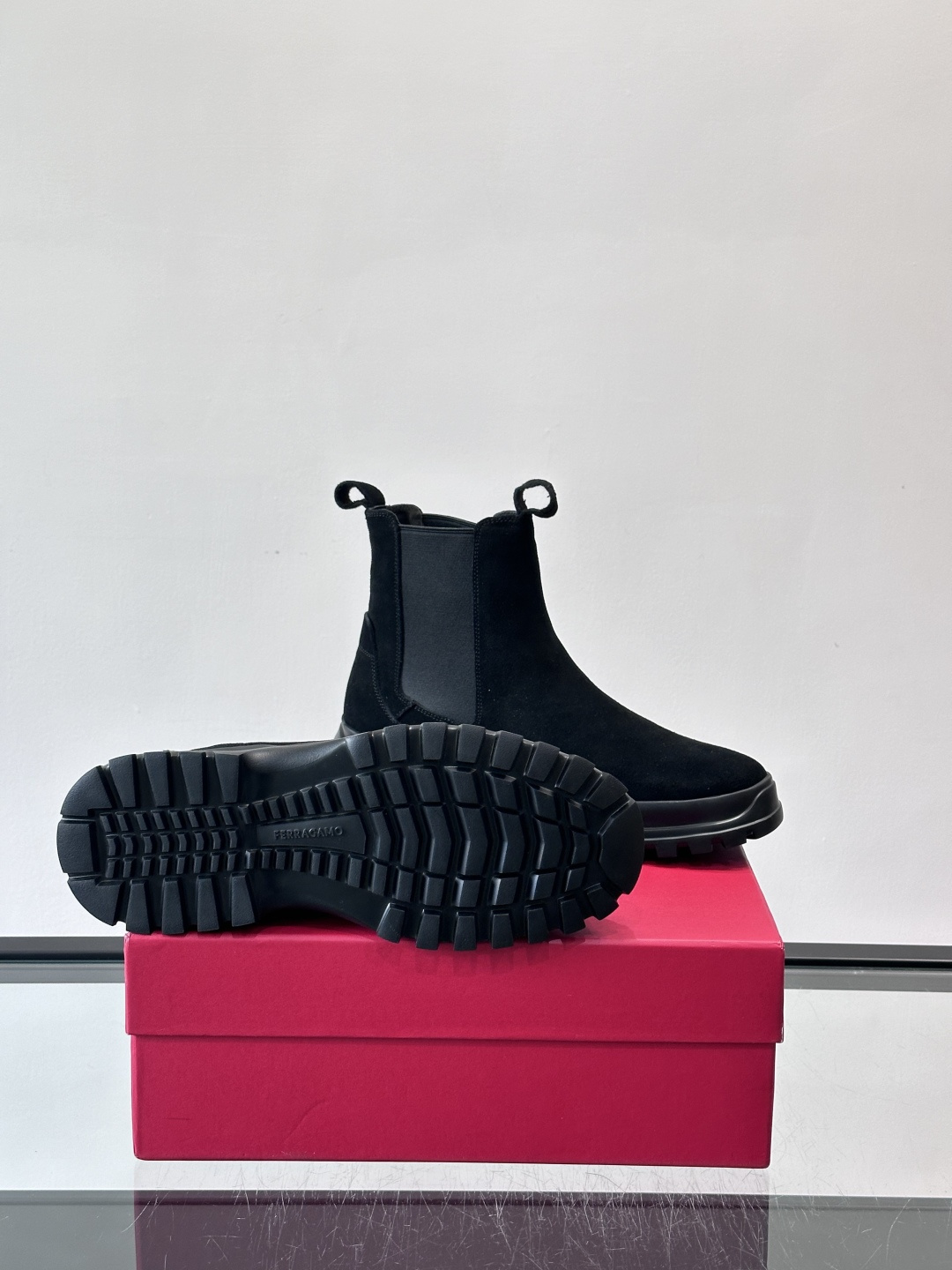 F菲拉格慕切尔西靴，牛皮反绒皮➕弹性织物拼接，穿脱超方便！厚实防滑橡胶大底，耐磨又稳，日常通勤、户外都O