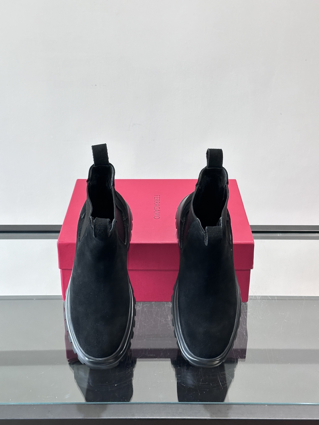 F菲拉格慕切尔西靴，牛皮反绒皮➕弹性织物拼接，穿脱超方便！厚实防滑橡胶大底，耐磨又稳，日常通勤、户外都O