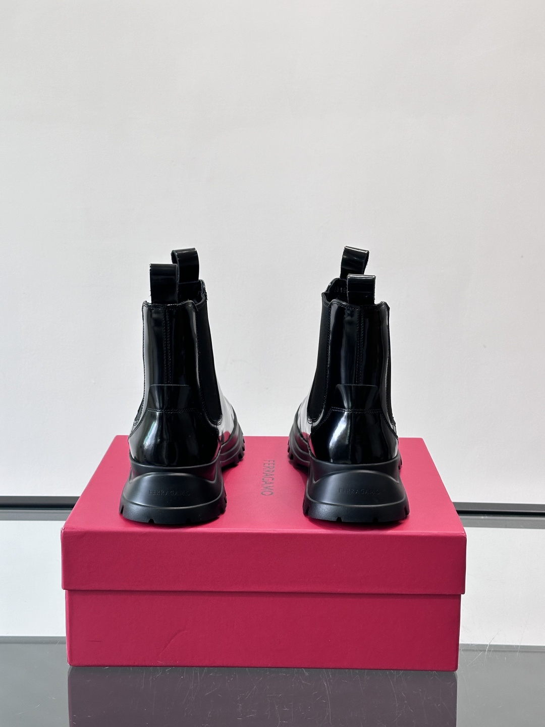 F菲拉格慕切尔西靴，牛皮反绒皮➕弹性织物拼接，穿脱超方便！厚实防滑橡胶大底，耐磨又稳，日常通勤、户外都O