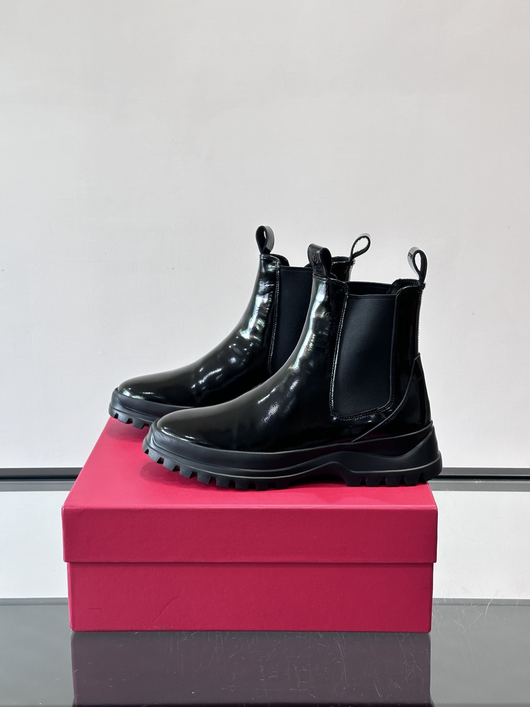 F菲拉格慕切尔西靴，牛皮反绒皮➕弹性织物拼接，穿脱超方便！厚实防滑橡胶大底，耐磨又稳，日常通勤、户外都O