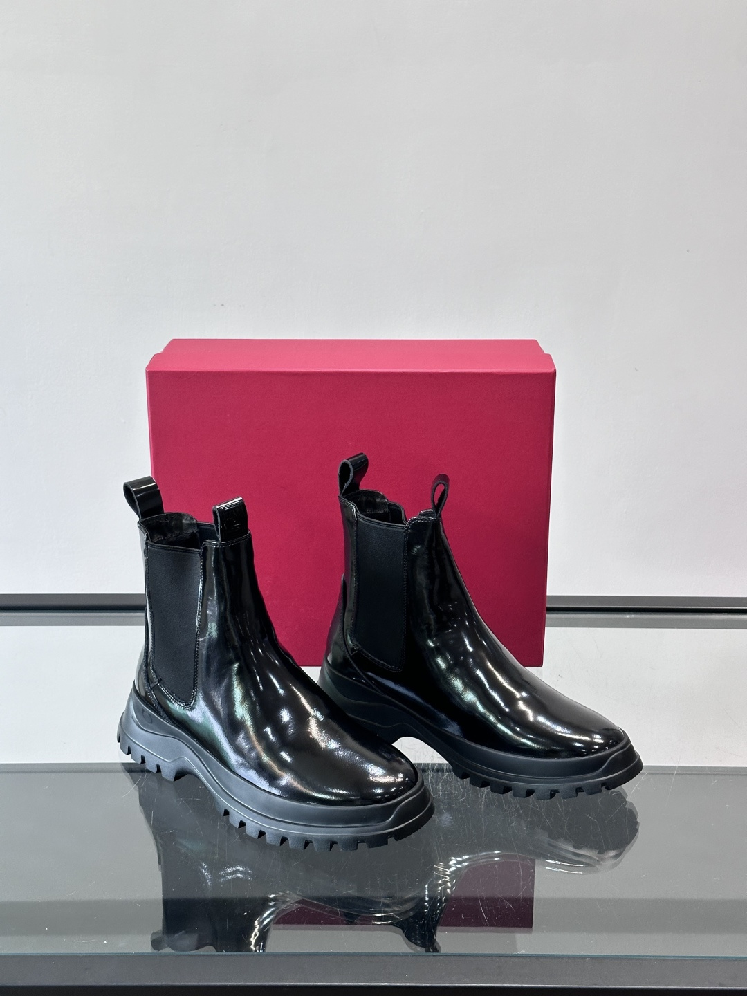 F菲拉格慕切尔西靴，牛皮反绒皮➕弹性织物拼接，穿脱超方便！厚实防滑橡胶大底，耐磨又稳，日常通勤、户外都O